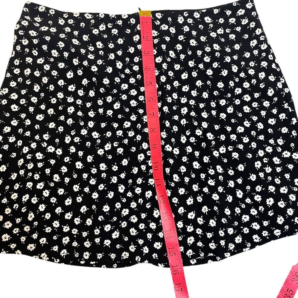 Kitschy Black & White Floral Skirt - Picture 5 of 6